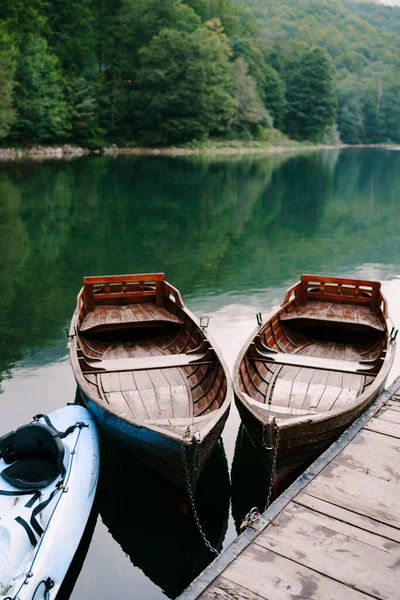 Barcos de pesca en el muelle junto al lago en el parque Biogradska Gora. Montenegro — Foto de Stock
