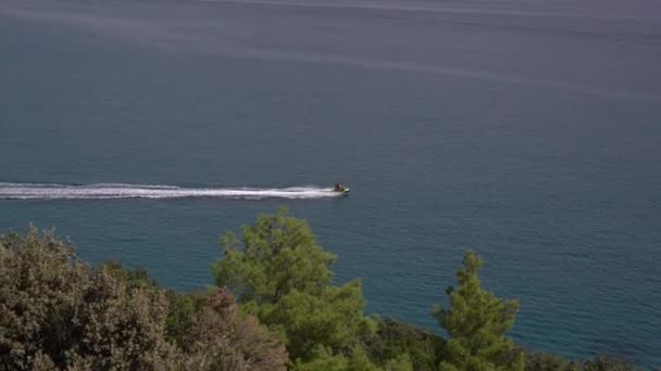 Jet ski drijft op de zee. Uitzicht vanaf de kust — Stockvideo
