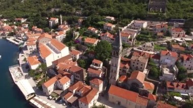 Perast evlerinin çatılarının havadan görünüşü