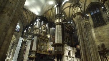Duomo 'daki sütunlar arasında eski bir organ. İtalya, Milan