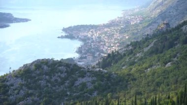 Lovcen dağından Kotor 'un eski sahil manzarası