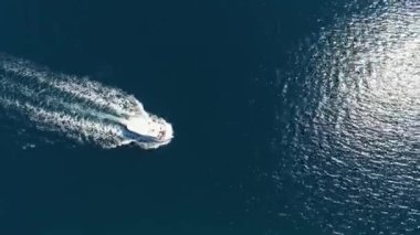Sürat teknesi Kotor Körfezi boyunca yelken açar. İHA