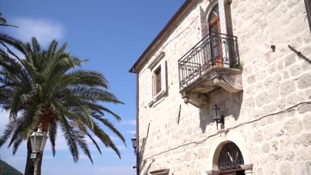 Bagian depan bangunan dengan balkon dan jendela. Perast, Montenegro — Stok Video