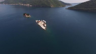 Gospa od Skrpjela ve St. George adalarının havadan görünüşü. Perast, Karadağ