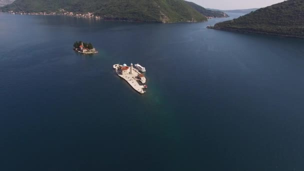 Veduta aerea delle isole di Gospa od Skrpjela e San Giorgio. Perast, Montenegro — Video Stock