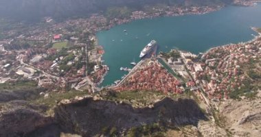 Deniz manzarası ve eski Kotor kasabası