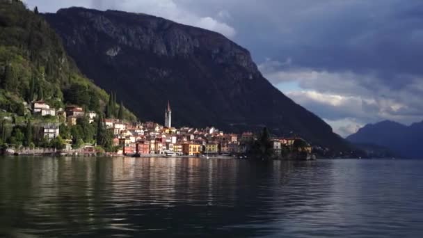 Gekleurde oude huizen van de stad Varenna tegen de achtergrond van bergen. Comomeer, Italië — Stockvideo