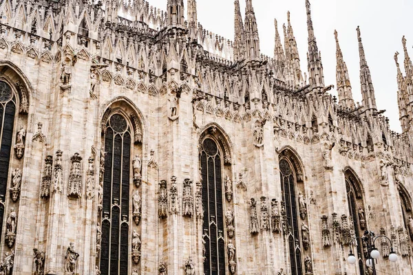 Duomo 'nun ön cephesinde uzun kemerli pencereler. Milan, İtalya