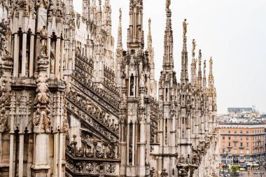 Duomo 'nun tepesinde heykeller olan yüksek kuleler. Milan, İtalya