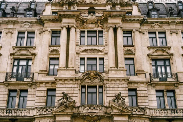 Statues near the windows in the Palace of Justice. Munich, Bavaria — Stock Photo, Image