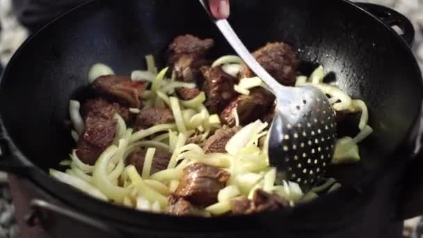 用洋葱和肉在大锅里搅拌乌兹别克皮面包 — 图库视频影像