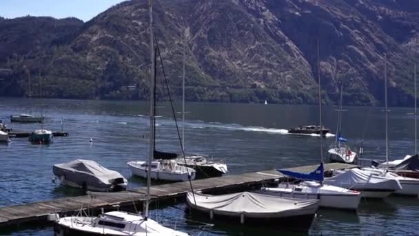 El barco pasa por el muelle en el Lago de Como. Italia — Vídeo de stock