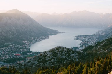 Lovcen Dağı 'ndan vadinin ve Kotor Körfezi' nin manzarası. Karadağ