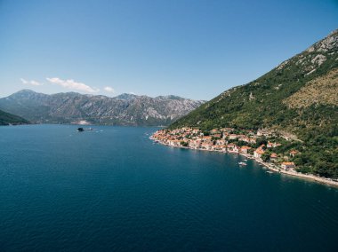 Yeşil dağın eteğindeki Perast sahilinin insansız hava aracı görüntüsü. Karadağ