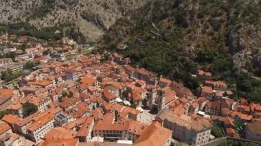 Karadağ 'ın eski Kotor kentindeki turuncu çatıların hava manzarası