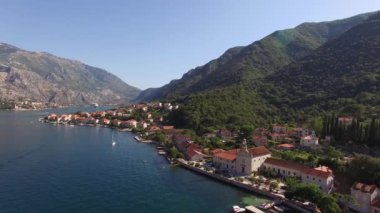 Karadağ 'ın Prcanj ve Dobrota kentleri arasındaki Kotor Körfezi manzarası