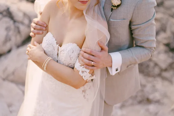 Brudgummen kramar brudens axlar. Närbild — Stockfoto