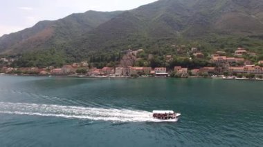 Kotor Körfezi kıyısındaki Prcanj kasabasının panoraması.