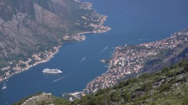 Lovcen Dağı 'ndan dağların arasındaki körfezin manzarası