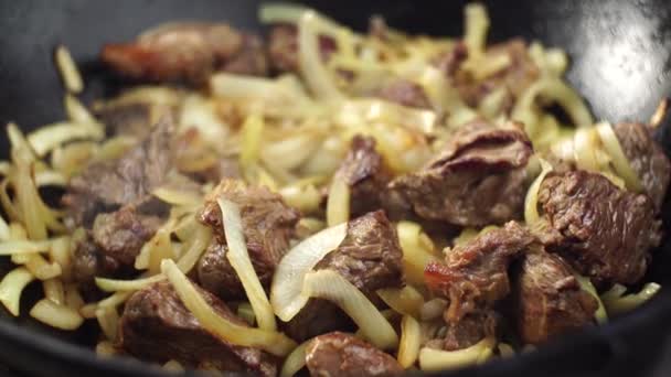 Las cebollas se guisan con carne en un caldero para el pilaf uzbeko — Vídeos de Stock