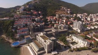 Budva 'da yeni evler, oteller ve yüzme havuzları manzarası. İHA