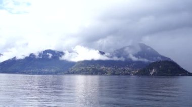 Como Gölü üzerinde sisli. İtalya