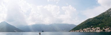 Sürat teknesi Perast kıyısından geçiyor. Karadağ. Panorama