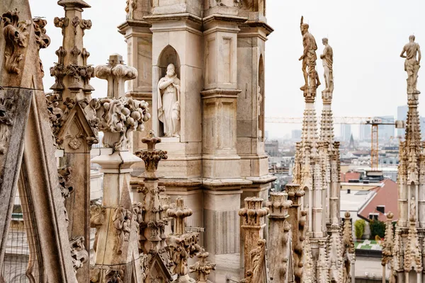 Gesneden torens op het dak van de Duomo. Italië, Milaan — Stockfoto