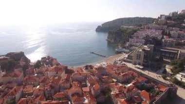 Budva 'daki eski evlerin kırmızı çatıları. Panorama. İHA
