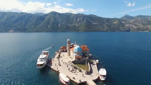 Gospa od Skrpjela adasının yakınında turist tekneleri duruyor. — Stok video