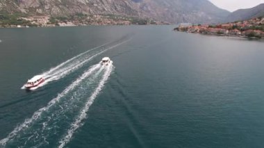 Tekneler Prcanj kıyısı boyunca körfez boyunca yelken açarlar. Karadağ