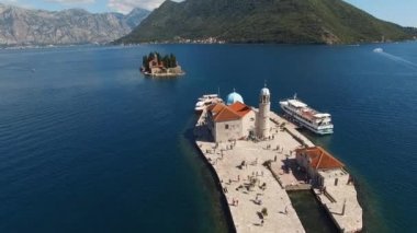 Karadağ 'ın St. George adasının zeminine karşı Gospa od Skrpjela adası. İHA 