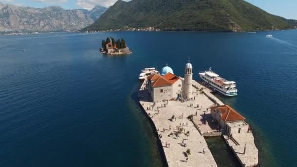 Isla de Gospa od Skrpjela con el telón de fondo de la isla de St. George, Montenegro. Drone. — Vídeos de Stock