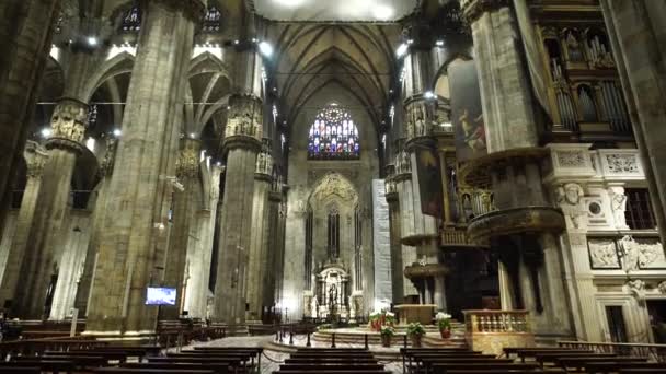 Antiguo órgano y altar en el Duomo. Italia, Milán — Vídeo de stock