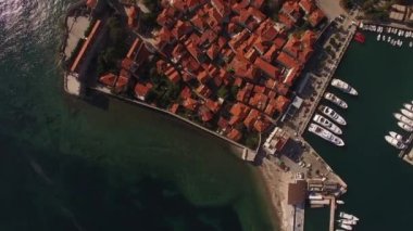 Tekneler eski Budva kasabasının iskelesine demirlediler.