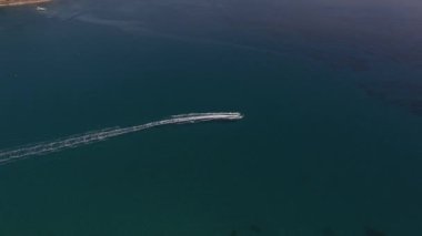 Sürat teknesi Lustica Körfezi 'nden geçiyor. İHA