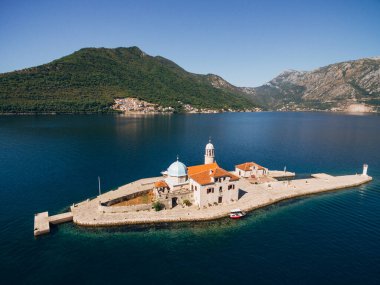 Dağın arka planındaki Gospa od Skrpjela adası. Karadağ