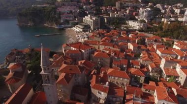 Budva 'daki yeni ve eski evlerin arka planına karşı kale. İHA