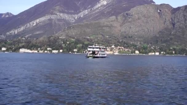 Die Fähre fährt an der bergigen Küste vorbei. Comer See, Italien — Stockvideo