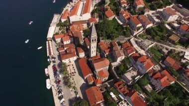 Perast evlerinin çatıları ve Aziz Niklas Kilisesi 'nin kulesinin havadan görünüşü. Karadağ
