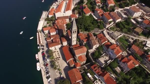 Luchtfoto van de daken van Perast huizen en de toren van de kerk van Sint Nicolaas. Montenegro — Stockvideo