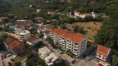Budva kasabasındaki çok katlı binalar Podmaine manastırının arka planına karşı.