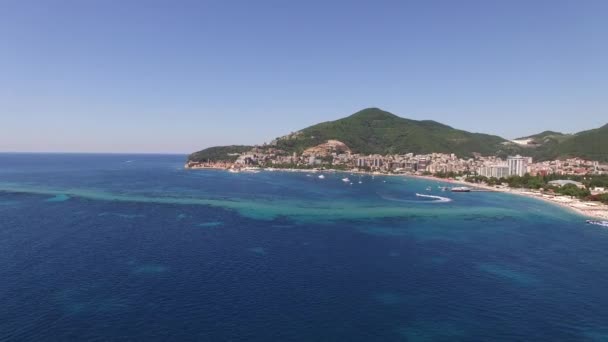 Vue par drone d'un bateau à moteur naviguant près de la côte de Budva — Video