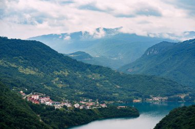 Piva Gölü kıyısındaki dağlarda bir kasaba. Karadağ