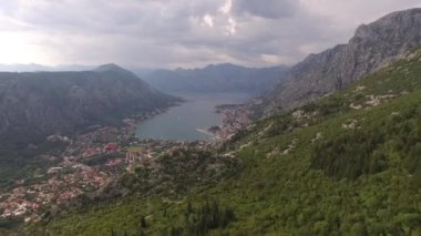 Lovcen Dağı 'ndan yeşil ormana ve körfeze insansız hava aracı görüntüsü