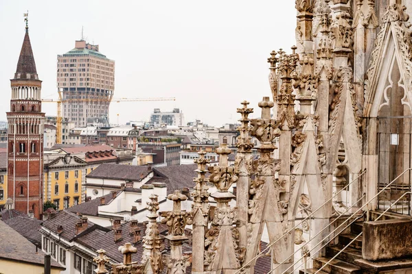 Шпионы Дуомо на фоне города. Италия, Милан — стоковое фото
