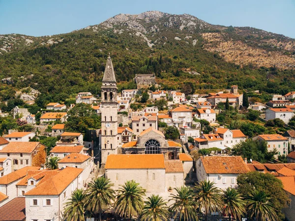 Καμπαναριό στο Perast στο βάθος του βουνού. Μαυροβούνιο — Φωτογραφία Αρχείου