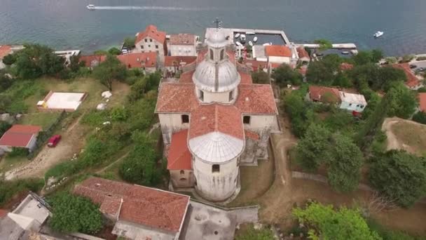 Vista da Igreja de Nossa Senhora Nascimento em Prcanj no fundo da baía — Vídeo de Stock