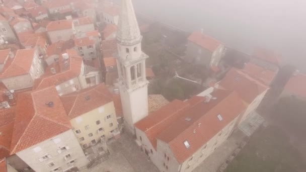 Ciudadela del casco antiguo de Budva en la niebla. Vista aérea — Vídeos de Stock