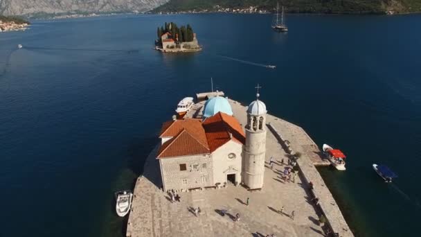 Drone vista da Igreja de Nossa Senhora das Rochas na ilha de Gospa od Skrpjela — Vídeo de Stock